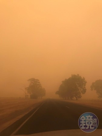 整個澳洲天空已經變成橘色一片，空氣污染嚴重。（讀者提供）