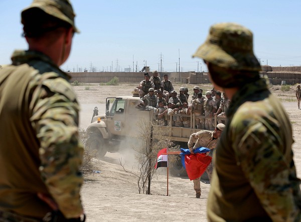 ▲美國領導的國際反恐聯盟訓練伊拉克士兵，圖為紐、澳聯軍2019年4月17日與伊拉克士兵在塔吉營地（Taji Base）參加訓練任務。（圖／達志影像／美聯社）