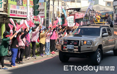 蔡英文與鍾佳濱屏東合體　車隊掃街號召返鄉投票