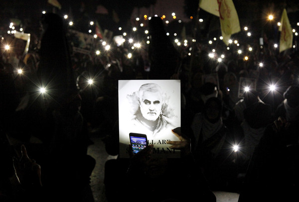 ▲▼伊朗將領蘇萊曼尼（Qassem Soleimani）之死，民眾圍聚在他的肖像旁哀悼。（圖／達志影像／美聯社）
