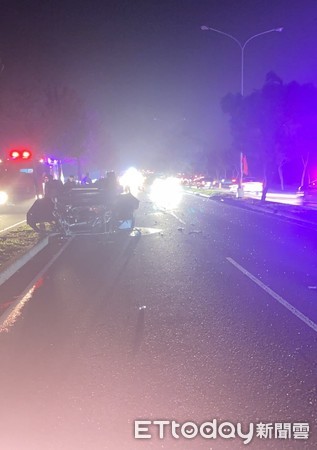 ▲▼小客車行經向上路五段下坡一未注意車前狀況失控翻車，還波及另一輛小客車。（圖／民眾提供）