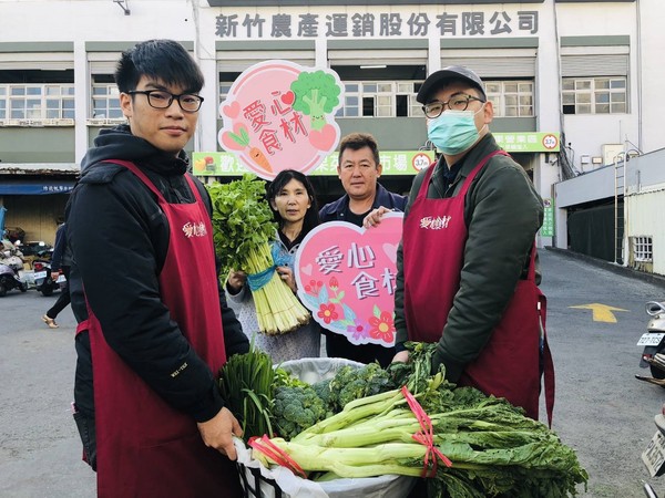 ▲每週三上午固定媒合愛心攤商提供愛心食材，提供辦理共餐食堂的單位。（圖／新竹市政府提供)