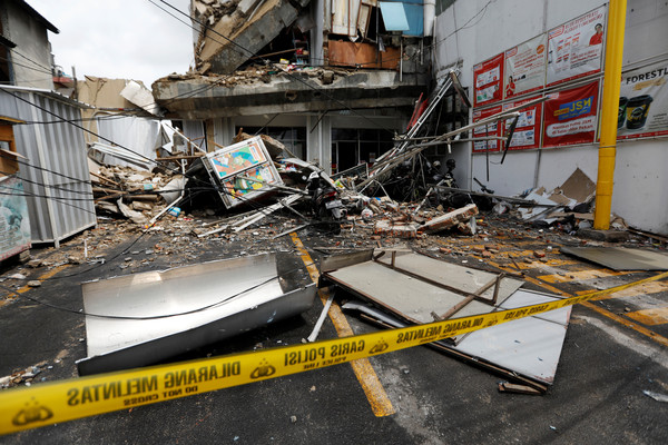 ▲▼ 印尼雅加達一棟5層樓高的建築6日上午9時許倒塌 。（圖／路透）