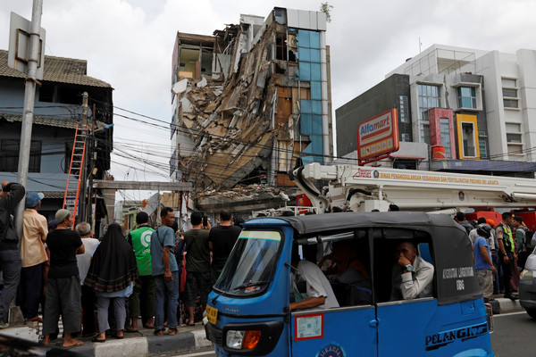▲▼ 印尼雅加達一棟5層樓高的建築6日上午9時許倒塌 。（圖／路透）