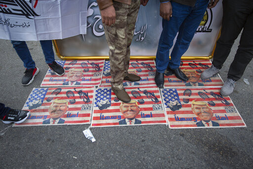 ▲▼ 伊拉克示威者踩踏川普照片。（圖／達志／美聯社）