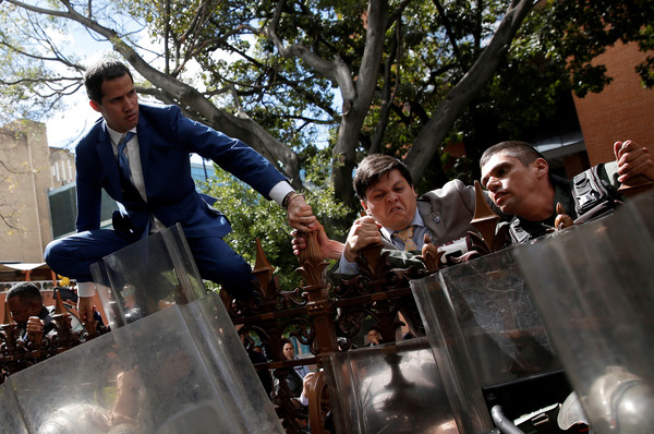 ▲委內瑞拉反對派領袖瓜伊多（Juan Guaidó）要進入國會被警方阻擋。（圖／路透）