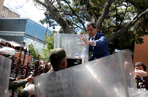 ▲委內瑞拉反對派領袖瓜伊多（Juan Guaidó）要進入國會被警方阻擋。（圖／路透）