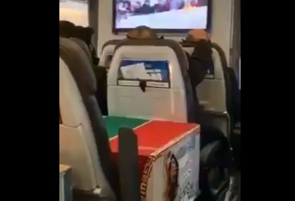 ▲▼蘇萊曼尼由客艙運回伊朗。（圖／翻攝自推特／Babak Taghvaee）