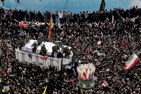 ▲▼伊朗少將蘇萊曼尼棺木返抵伊朗，最高領袖哈米尼心痛落淚。（圖／達志影像／美聯社）