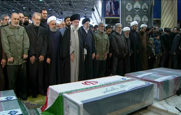▲▼伊朗少將蘇萊曼尼棺木返抵伊朗，最高領袖哈米尼心痛落淚。（圖／達志影像／美聯社）