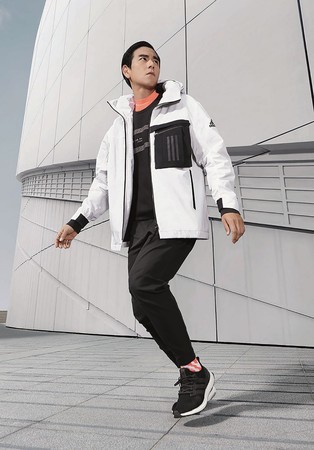 ▲adidas推出新款風衣外套，時尚運動風修身剪裁，兼具流行與機能，由代言人張鈞甯搶先演繹。（圖／品牌提供）