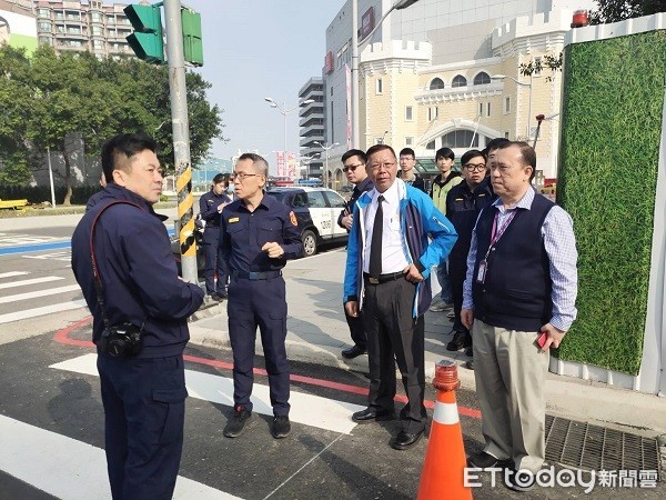 ▲▼警方與相關單位會勘改善壅塞桃園南崁熱區。（圖／蘆竹警分局提供）