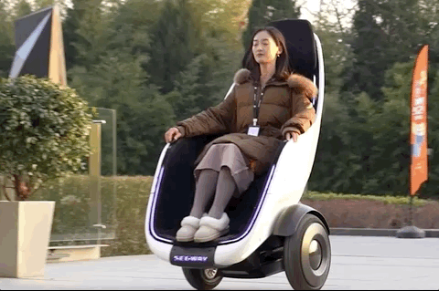 ▲靈感來自侏羅紀公園水晶車　賽格威新S-Pod電動平衡車「用坐的」。（圖／翻攝自Segway）