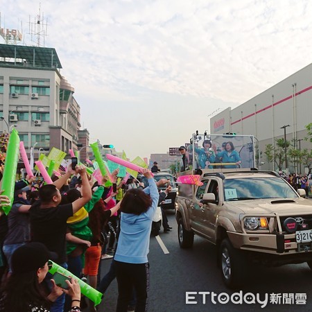 ▲民進黨台南市立委候選人陳亭妃，由總統蔡英文陪同進行車隊掃街，有超過100尊的將爺及三太子組成「眾神護台灣」宗教特色加油點，為其助陣加油。（圖／記者林悅翻攝，下同）