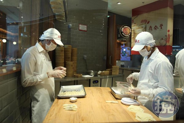 與台灣一樣，廚房的製作過程也可一覽無遺。
