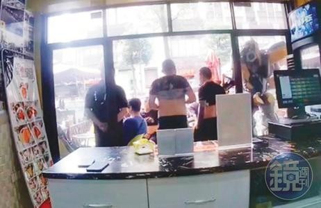 鄭姓處長（左1）要求陳姓台商在店門口罰站，恐嚇他支付高額賠償金。（投訴人提供）