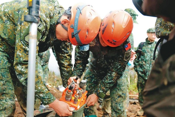 軍方在失事現場尋獲黑盒子，送交運安會解讀後，現已移交國防部。