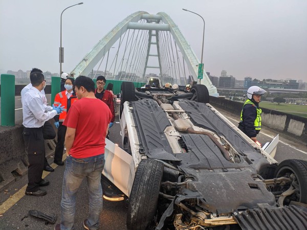 ▲賓士轎車行經堤頂大道失控自撞，車輛翻覆在內側車道。（圖／記者游宗樺翻攝）