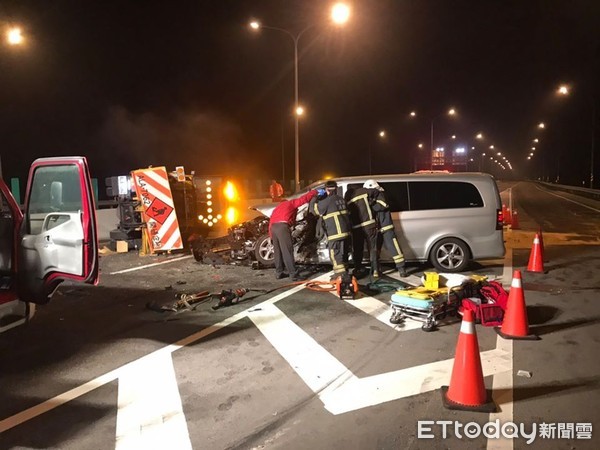 ▲▼台61線西濱快速公路苗栗縣通霄鎮路段，銀色賓士休旅車凌晨高速追撞警示工程車！（圖／記者黃孟珍翻攝）