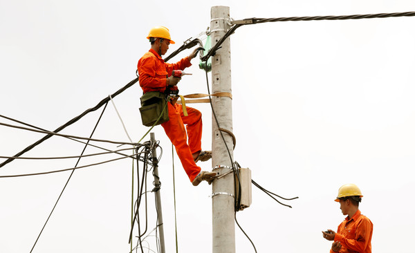 ▲▼越南河內的電力公司員工正在嘗試復電。（圖／路透）