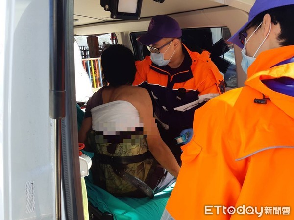 ▲林男背部遭斷裂割草機刀片割破20公分長傷口。（圖／大溪警分局提供）