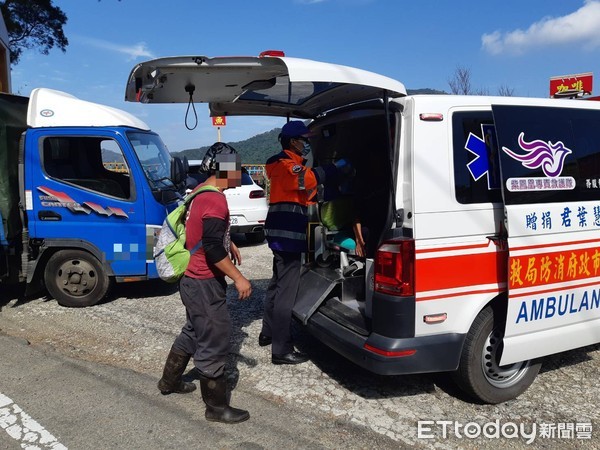 ▲▼警消合力把在山區割草受傷林男及送醫化險為夷。（圖／大溪警分局提供）