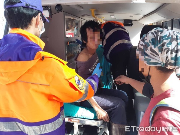 ▲▼警消合力把在山區割草受傷林男及送醫化險為夷。（圖／大溪警分局提供）