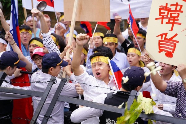 北市議員邱威傑（呱吉）客串民眾在韓國大使館外抗議中韓斷交的橋段。（馬克吐溫提供）