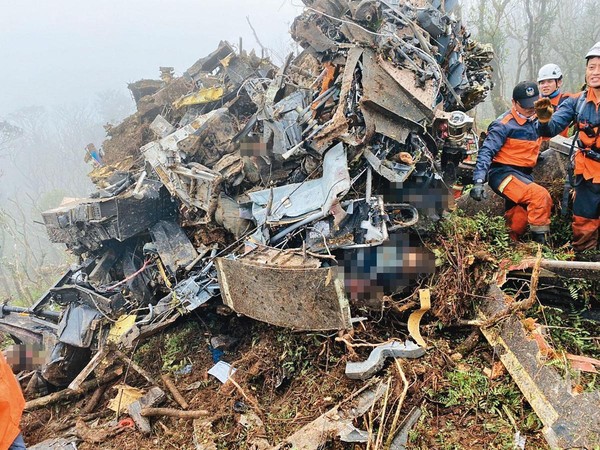 黑鷹直昇機2日發生墜機意外，包含參謀總長沈一鳴等8人皆不幸逝世。（中央災害應變中心提供）