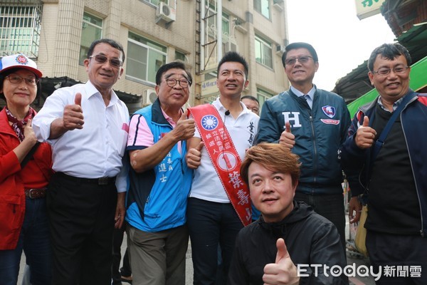 ▲台南市議員謝龍介及歌手分立友、前立委王進士等人，7日早上陪同屏北地區立委候選人葉壽山到建國市場掃街拜票，氣氛熱絡             。（圖／記者陳崑福翻攝）