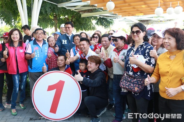 ▲台南市議員謝龍介及歌手分立友、前立委王進士等人，7日早上陪同屏北地區立委候選人葉壽山到建國市場掃街拜票，氣氛熱絡             。（圖／記者陳崑福翻攝）