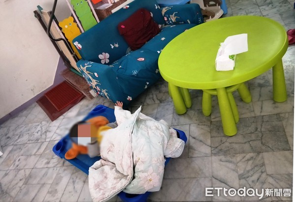 ▲台南市社會局1月6日查獲1名無照保母在自宅收托8名嬰幼兒，嬰兒直接睡在未舖設軟墊的床板上，有跌落地板受傷之虞。（圖／記者林悅翻攝）
