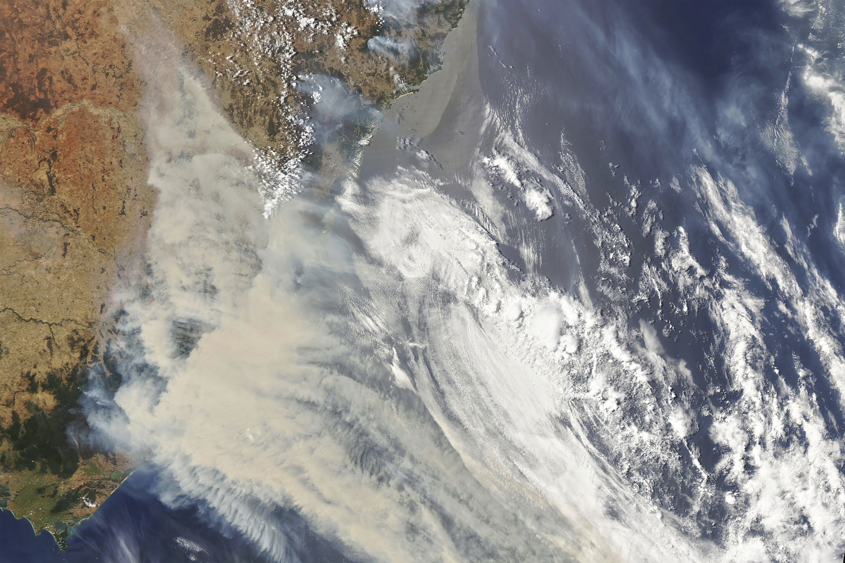 ▲▼1日衛星圖顯示，澳洲東南部被煙霧覆蓋。（圖／達志影像／美聯社）
