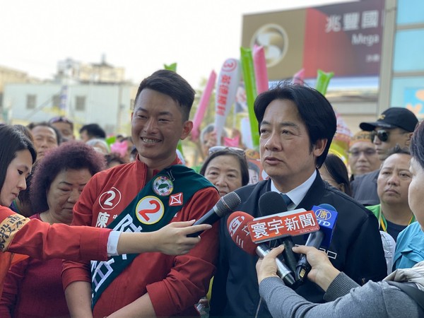 ▲▼民進黨副總統候選人賴清德陪同陳柏維掃街。（圖／陳柏維競選辦公室提供）