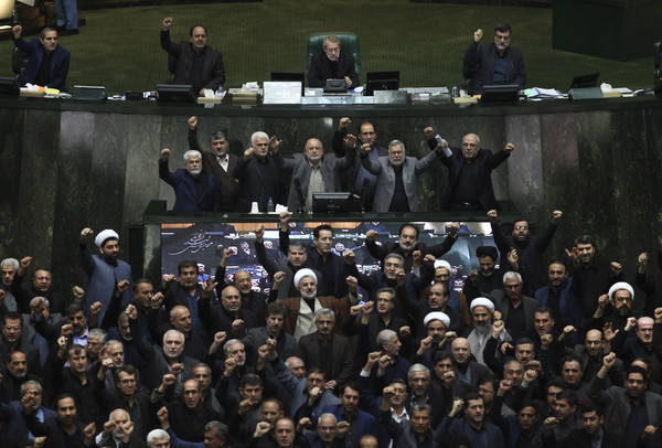 ▲▼ 伊朗議會5日喊出反美口號。（圖／達志影像／美聯社）