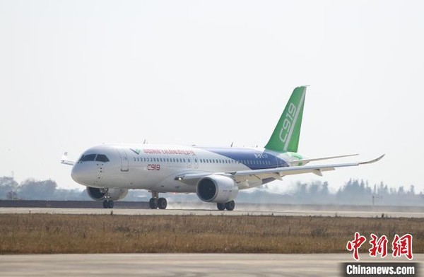 ▲從上海浦東機場起飛的C919大型客機。（示意圖／中新社）