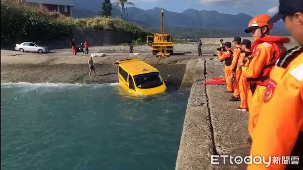 ▲▼廂型車司機因忘拉手煞車而掉落海中，救援人員找來吊車展開救援。（圖／第一三岸巡隊提供，下同）