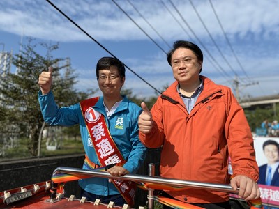 林右昌陪蔡適應車隊掃街　基隆市民肯定林右昌票投蔡適應