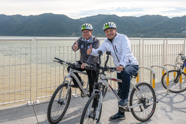 ▲桃園市長鄭文燦與新北市長侯友宜騎乘鐵馬在大漢溪畔合影。（圖／桃園市政府提供）