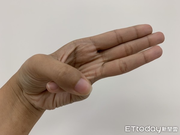 ▲3保健動作預防媽媽手！　「對掌比3」慢慢做6~10秒就見效。（圖／記者嚴云岑攝）