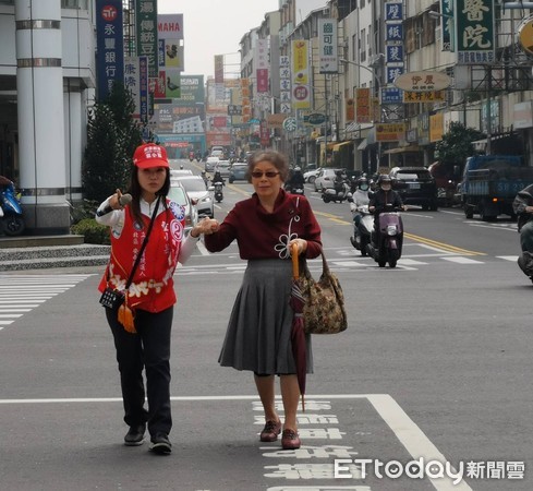 ▲國民黨台南市立委候選人童小芸，再次到北區延平市場拜票，並力推她的12條政見。（圖／記者林悅翻攝，下同）