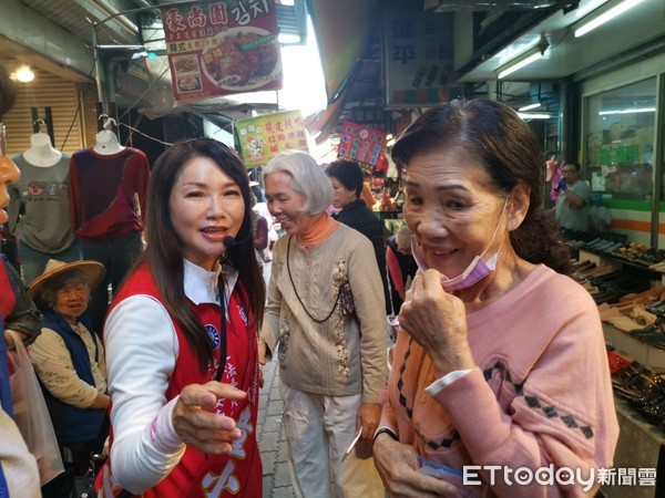 ▲國民黨台南市立委候選人童小芸，再次到北區延平市場拜票，並力推她的12條政見。（圖／記者林悅翻攝，下同）