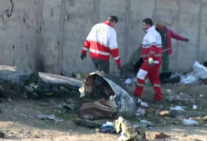 ▲現場直擊！烏克蘭客機墜毀「焦黑殘骸四散」　170人全罹難。（圖／AP直播畫面）