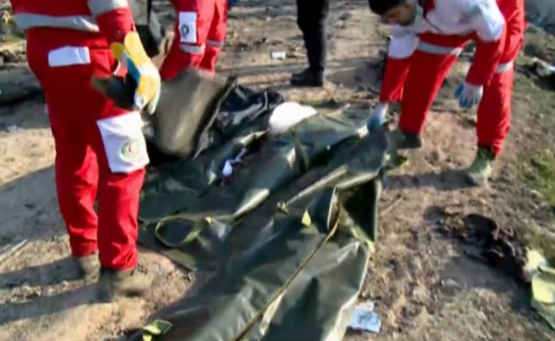 ▲烏克蘭班機「伊朗起飛後墜毀」。（圖／AP直播畫面）