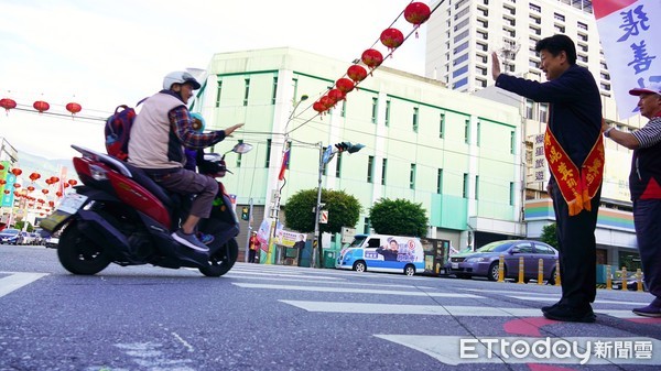 ▲▼傅崐萁在花蓮市鬧區重要路口拜票。（圖／傅崐萁辦公室）