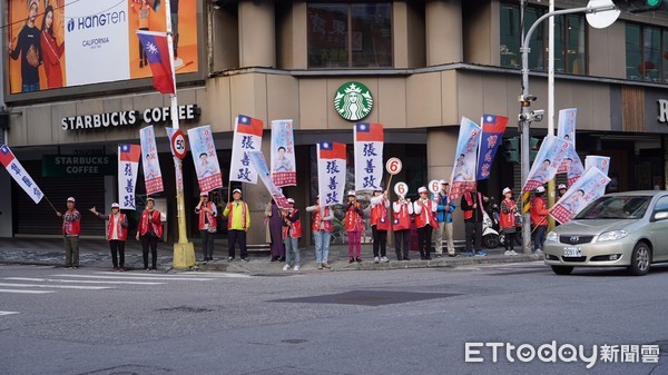 ▲▼傅崐萁在花蓮市鬧區重要路口拜票。（圖／傅崐萁辦公室）