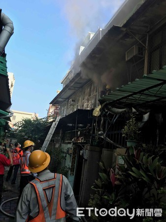 ▲台南市南區南寧街120巷內傳出住宅火警，消防局出動11車30人前往搶救。（圖／記者林悅翻攝，下同）