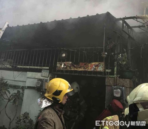 ▲台南市南區南寧街120巷內傳出住宅火警，消防局出動11車30人前往搶救。（圖／記者林悅翻攝，下同）