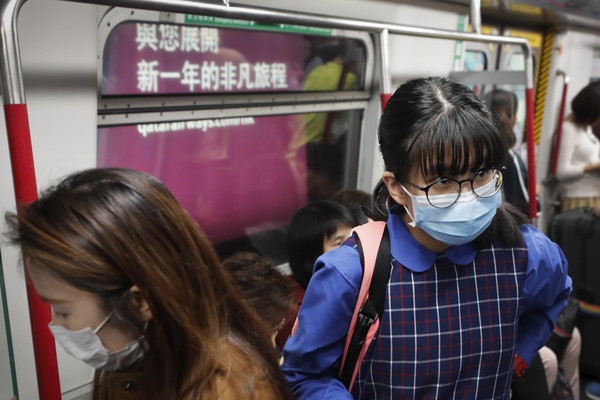 ▲面對武漢不明肺炎，香港加強防疫檢控，有部分民眾外出戴口罩。（圖／達志影像／美聯社）