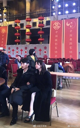 有網友在活動彩排現場巧遇陳妍希與陳曉，陳妍希挽著老公手臂，還露出一截美腿。（翻攝自娛樂有飯微博）